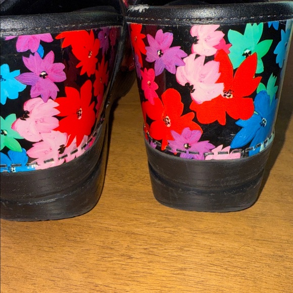 Dansko Floral w/Black Background Shoes - Picture 6 of 8
